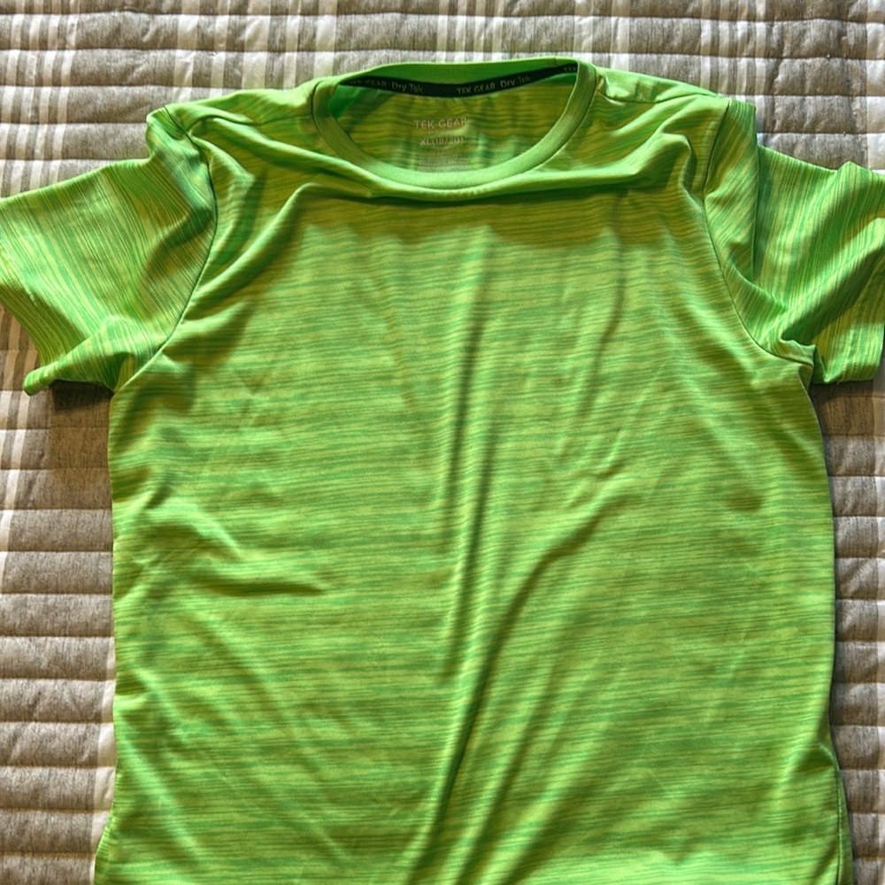 Boys tee. Dry Tek.  18/20